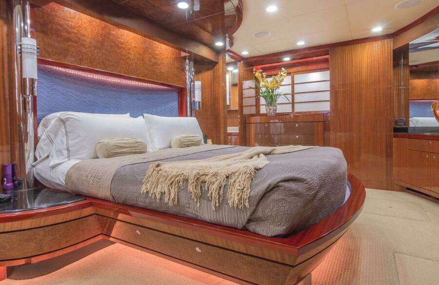 ROBIN S NEST 102ft Ocean Alexander Yacht For Sale