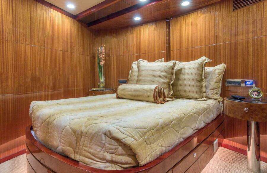 ROBIN S NEST 102ft Ocean Alexander Yacht For Sale