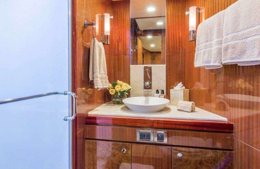 ROBIN S NEST 102ft Ocean Alexander Yacht For Sale