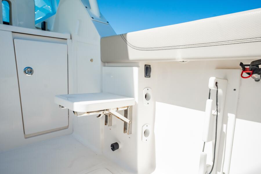 32' 2017 Pursuit DC 325