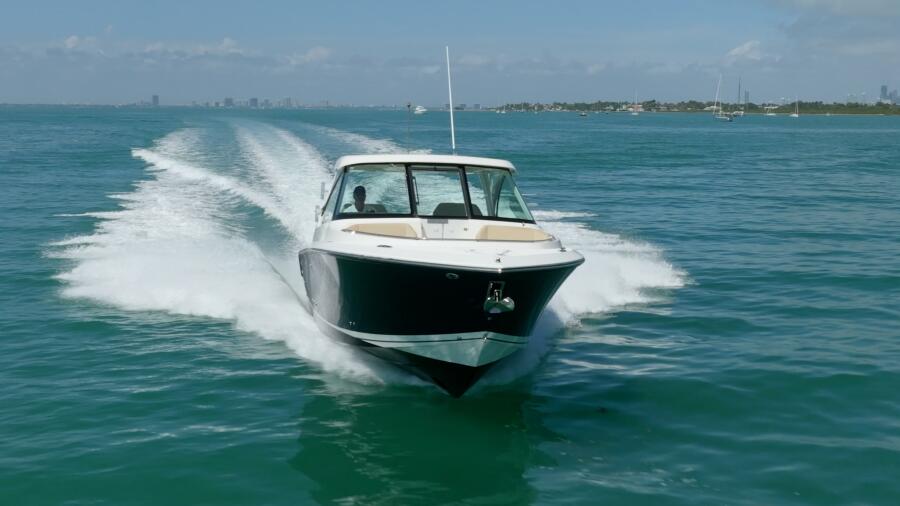 32' 2017 Pursuit DC 325