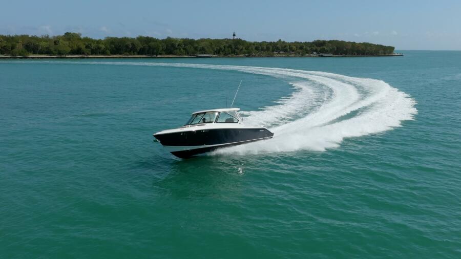 32' 2017 Pursuit DC 325