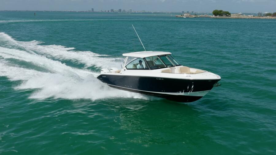 32' 2017 Pursuit DC 325