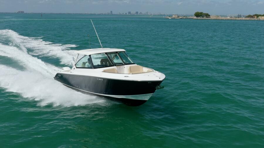 32' 2017 Pursuit DC 325