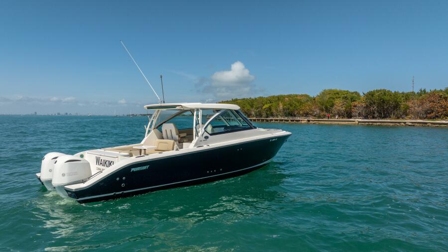 32' 2017 Pursuit DC 325