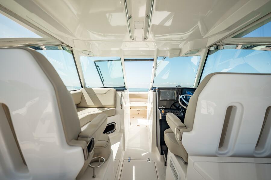 32' 2017 Pursuit DC 325