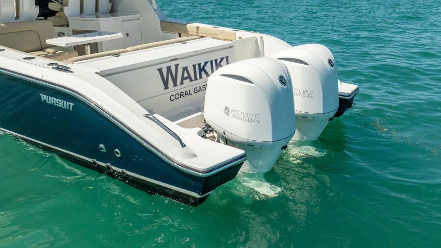 32' 2017 Pursuit DC 325