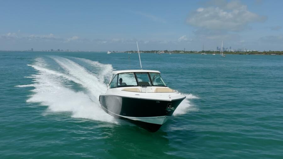 32' 2017 Pursuit DC 325