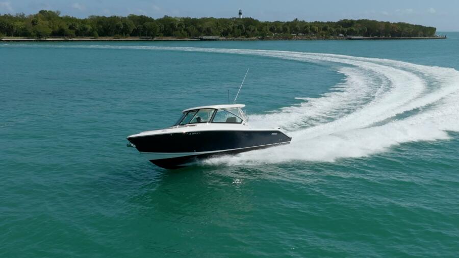 32' 2017 Pursuit DC 325