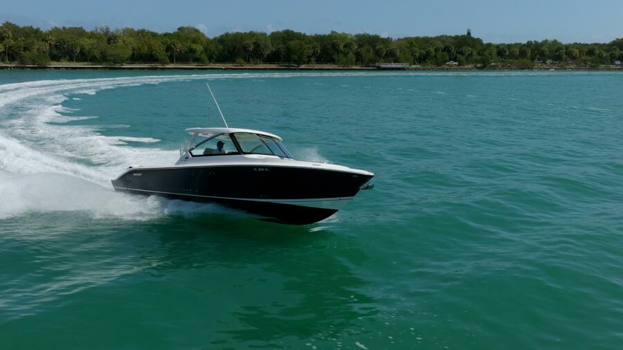 32' 2017 Pursuit DC 325