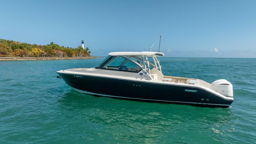 32' 2017 Pursuit DC 325