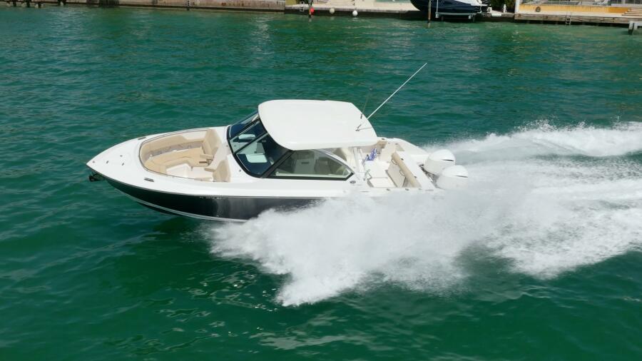 32' 2017 Pursuit DC 325