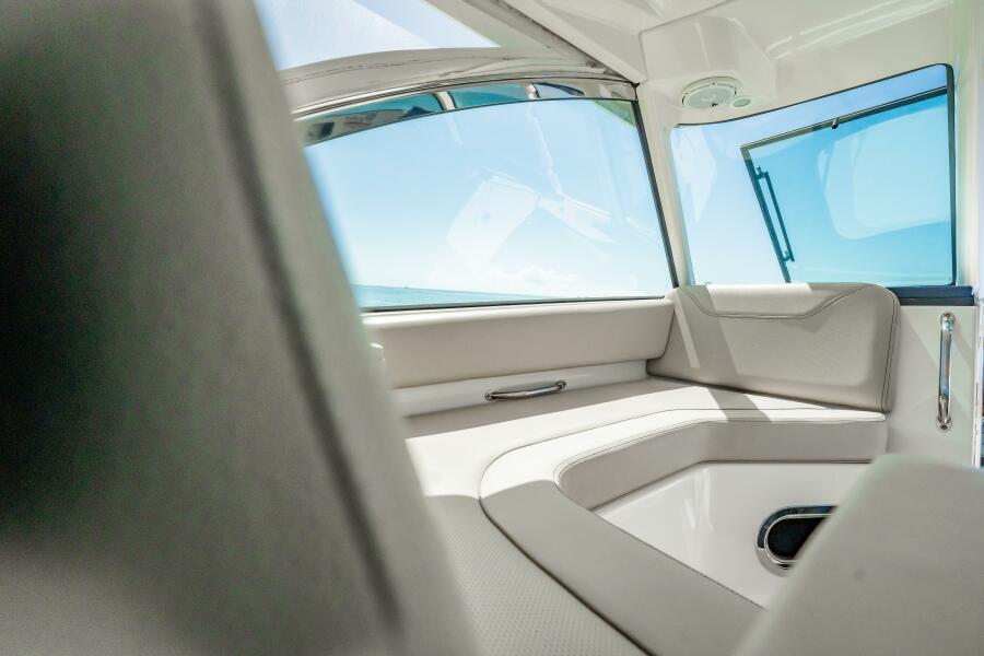 32' 2017 Pursuit DC 325