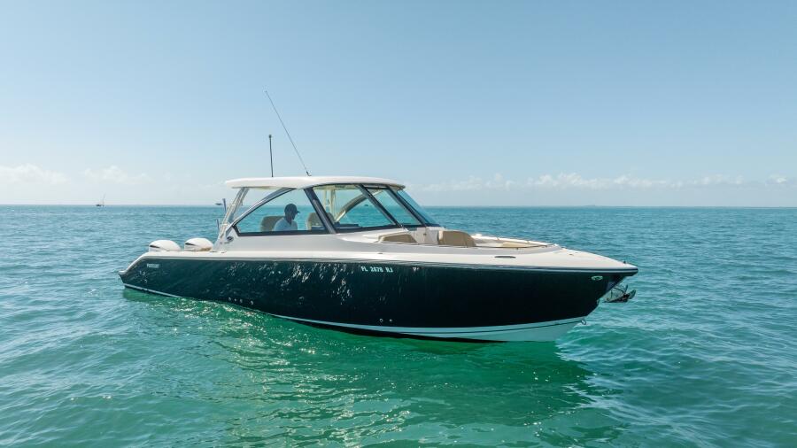 32' 2017 Pursuit DC 325