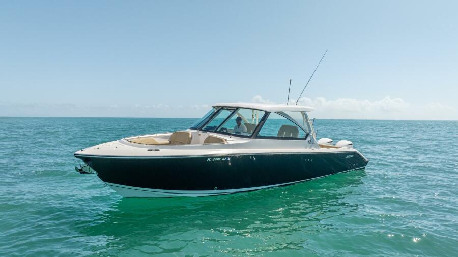 32' 2017 Pursuit DC 325