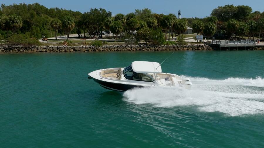 32' 2017 Pursuit DC 325