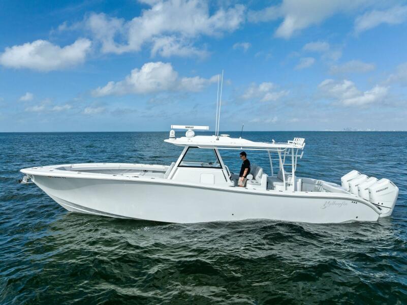 42' 2024 Yellowfin 42 Offshore