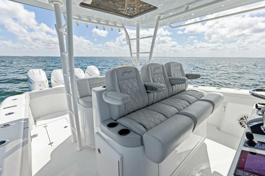 42' 2024 Yellowfin 42 Offshore