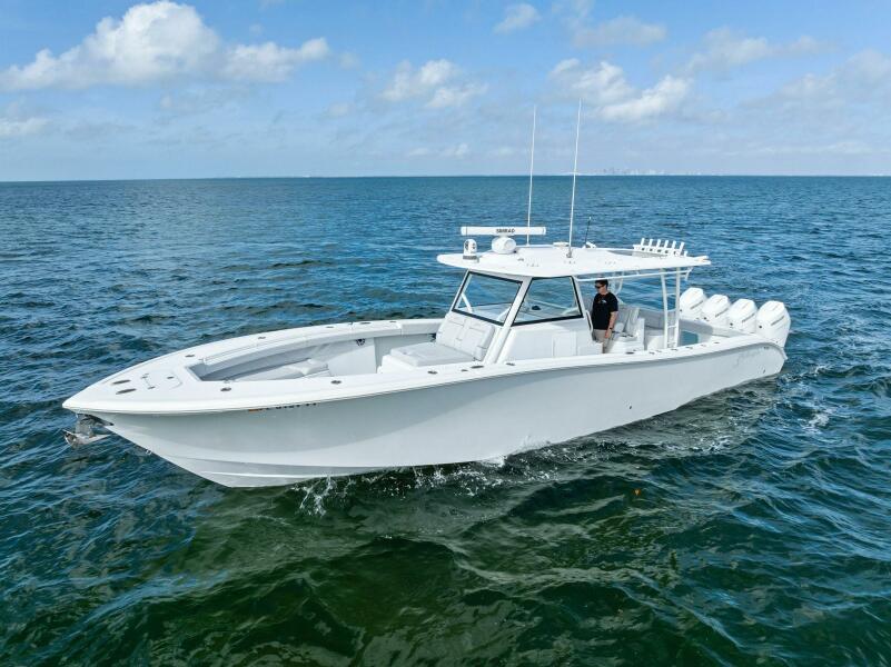 42' 2024 Yellowfin 42 Offshore