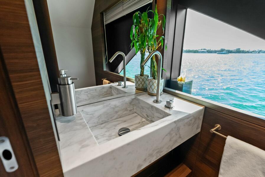 108' 2023 Custom Line 33 Navetta