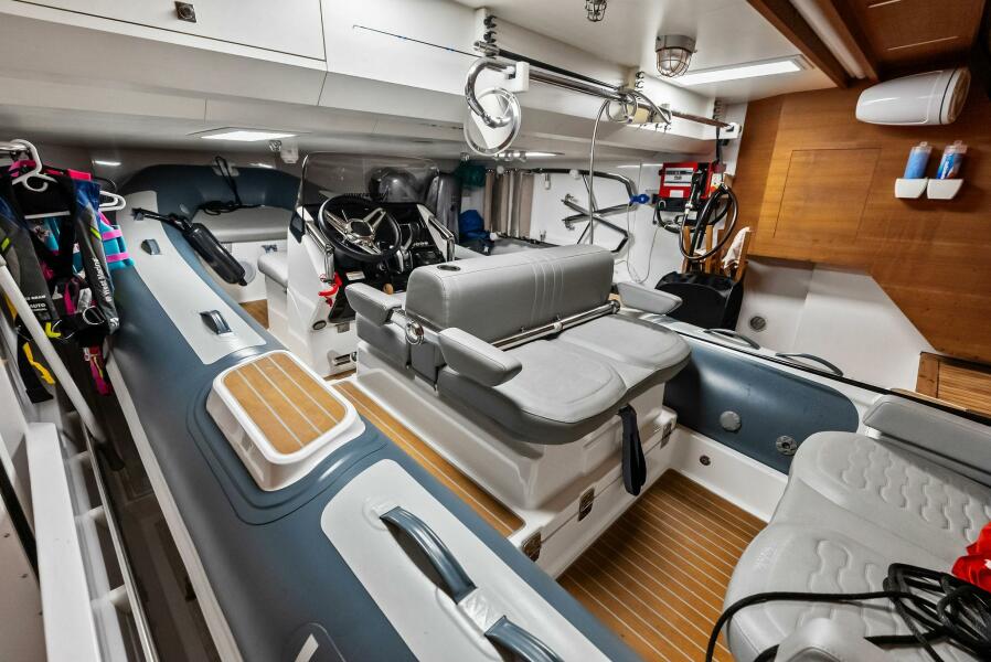 108' 2023 Custom Line 33 Navetta