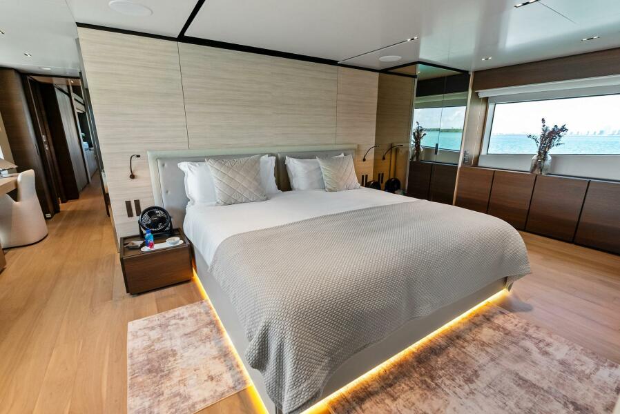 108' 2023 Custom Line 33 Navetta