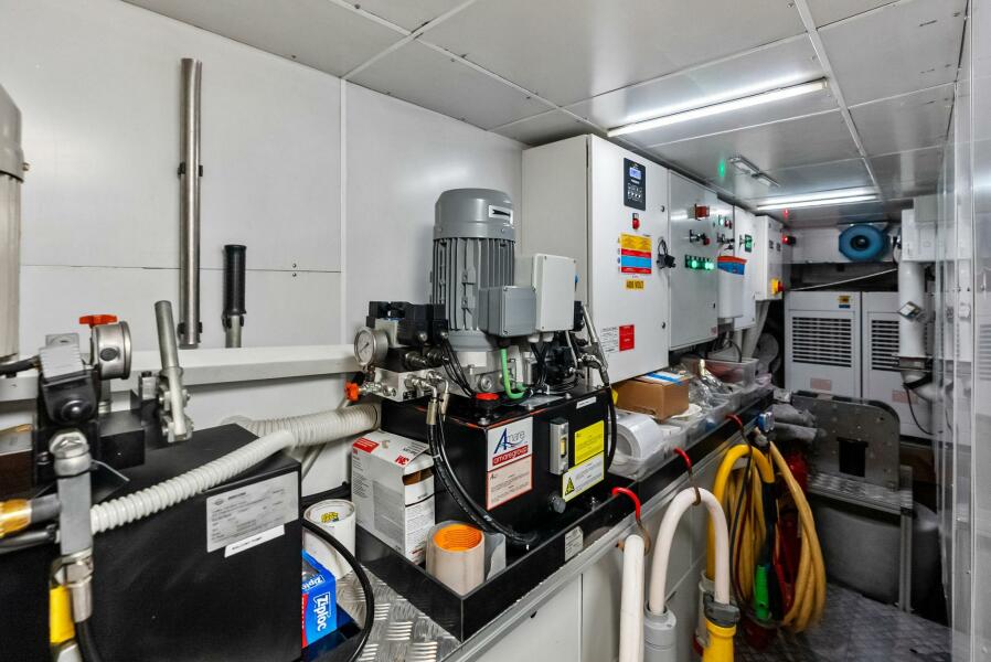 108' 2023 Custom Line 33 Navetta