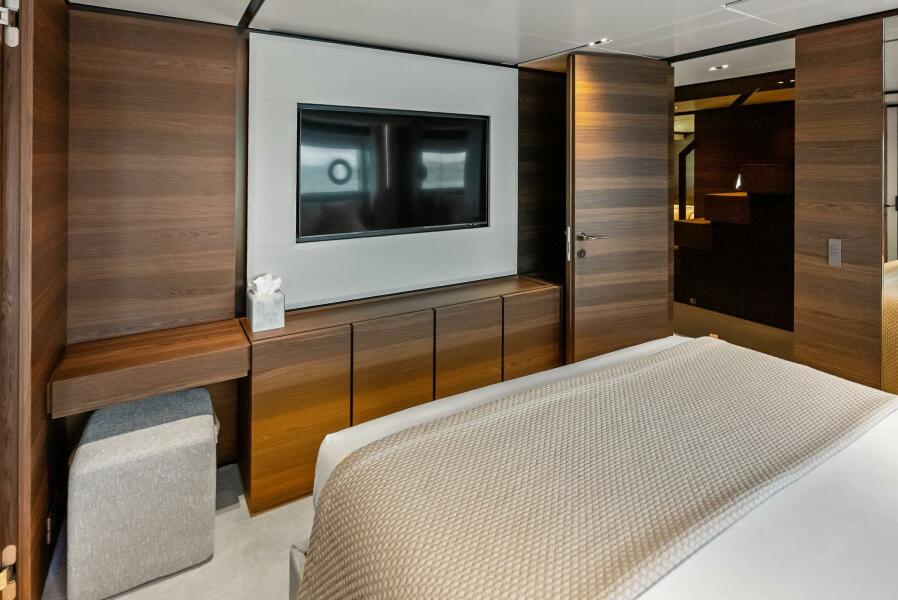 108' 2023 Custom Line 33 Navetta