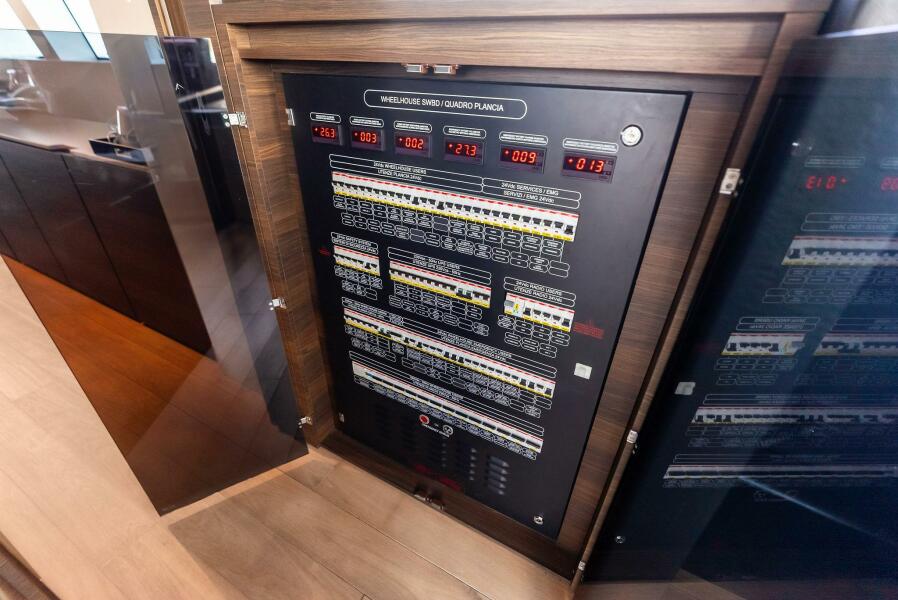 108' 2023 Custom Line 33 Navetta