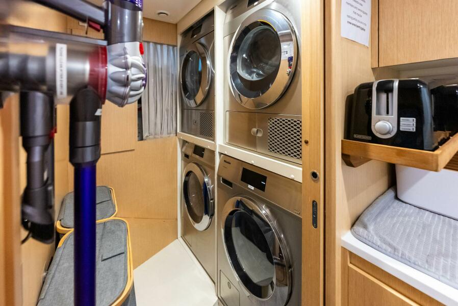 108' 2023 Custom Line 33 Navetta