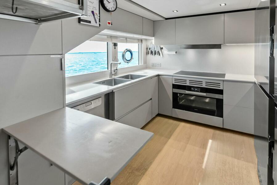 108' 2023 Custom Line 33 Navetta