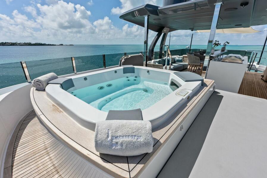 108' 2023 Custom Line 33 Navetta