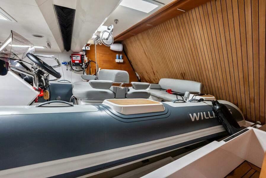 108' 2023 Custom Line 33 Navetta