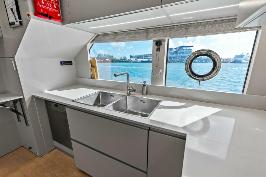 108' 2023 Custom Line 33 Navetta