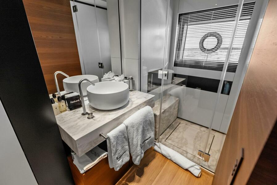 108' 2023 Custom Line 33 Navetta