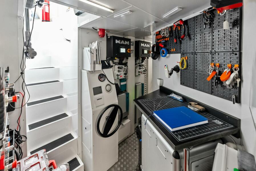 108' 2023 Custom Line 33 Navetta