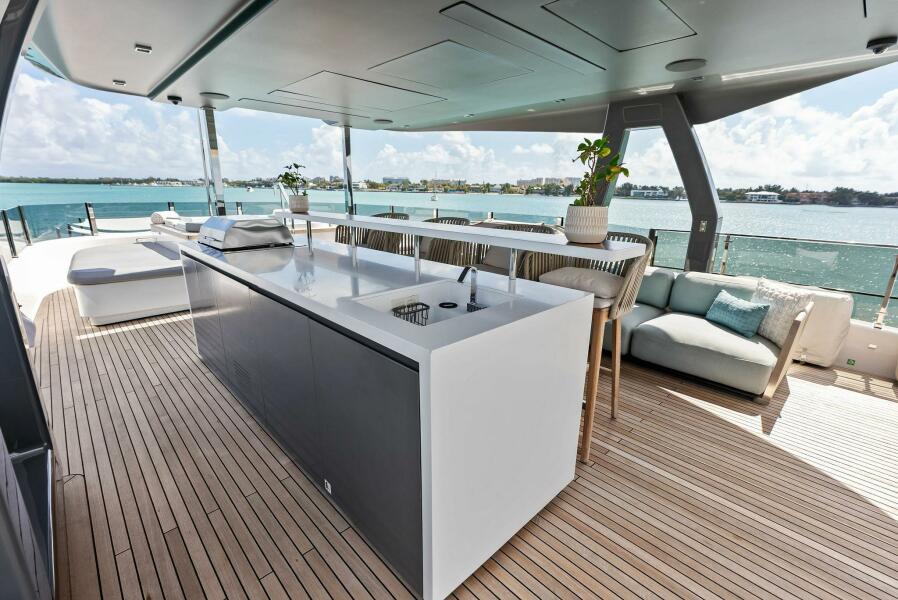 108' 2023 Custom Line 33 Navetta