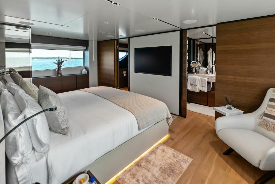 108' 2023 Custom Line 33 Navetta