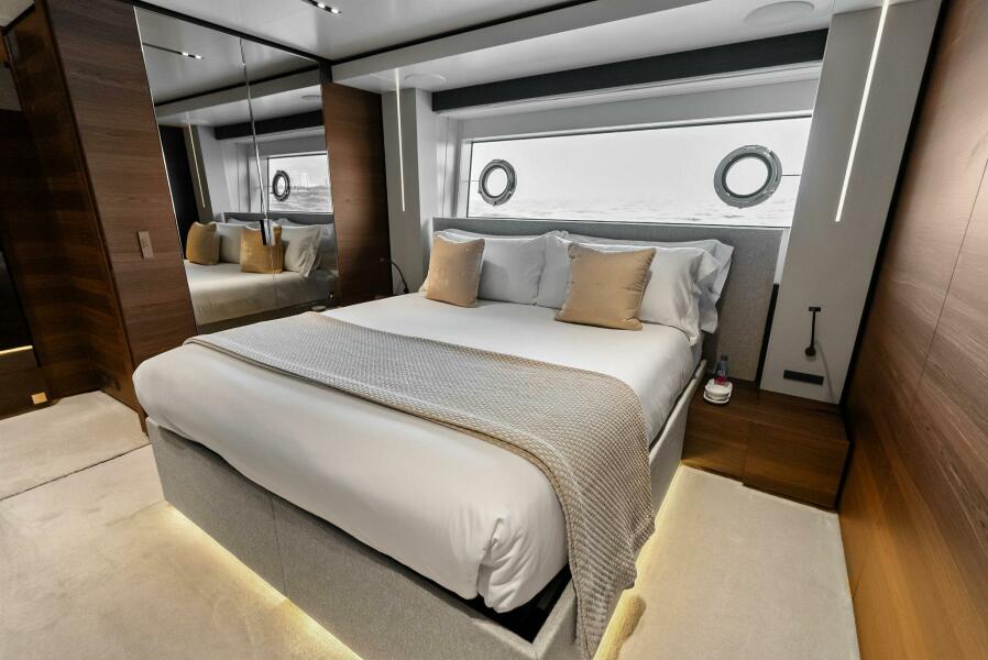 108' 2023 Custom Line 33 Navetta