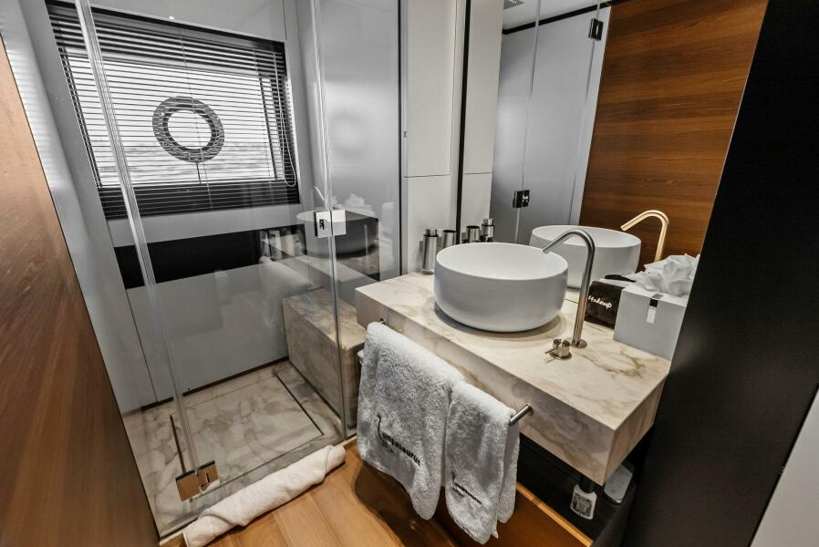 108' 2023 Custom Line 33 Navetta