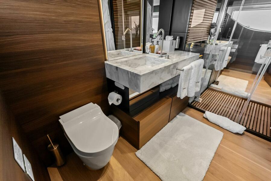 108' 2023 Custom Line 33 Navetta