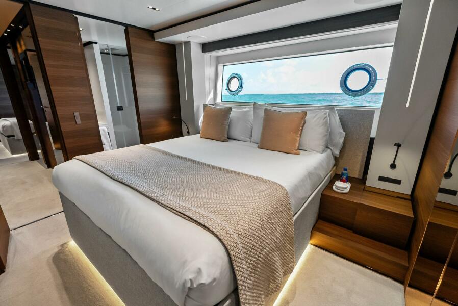 108' 2023 Custom Line 33 Navetta
