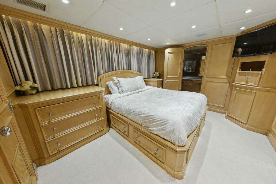 SAVOIR FAIRE 120ft Broward Yacht For Sale