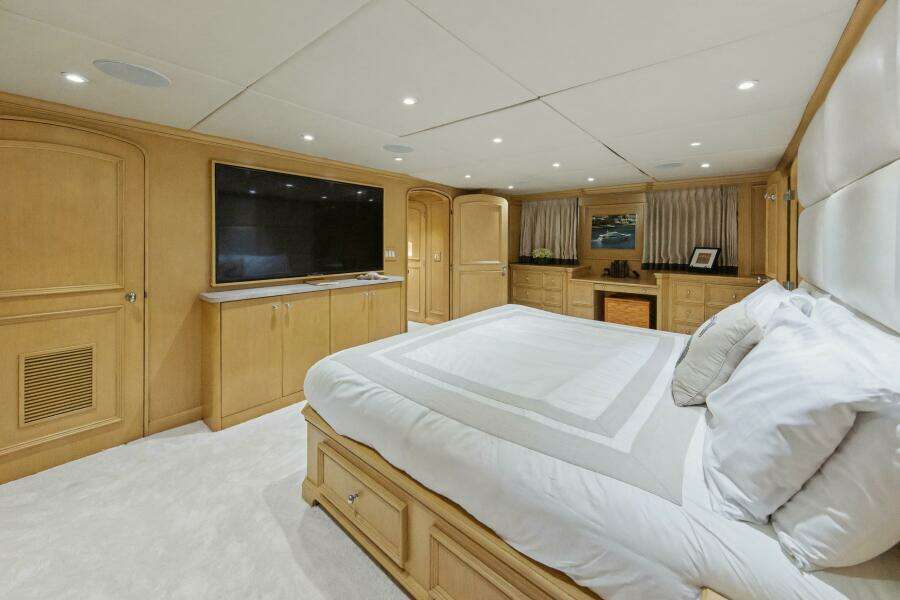 SAVOIR FAIRE 120ft Broward Yacht For Sale