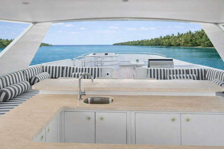 SAVOIR FAIRE 120ft Broward Yacht For Sale