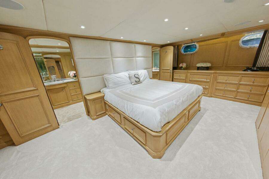 SAVOIR FAIRE 120ft Broward Yacht For Sale