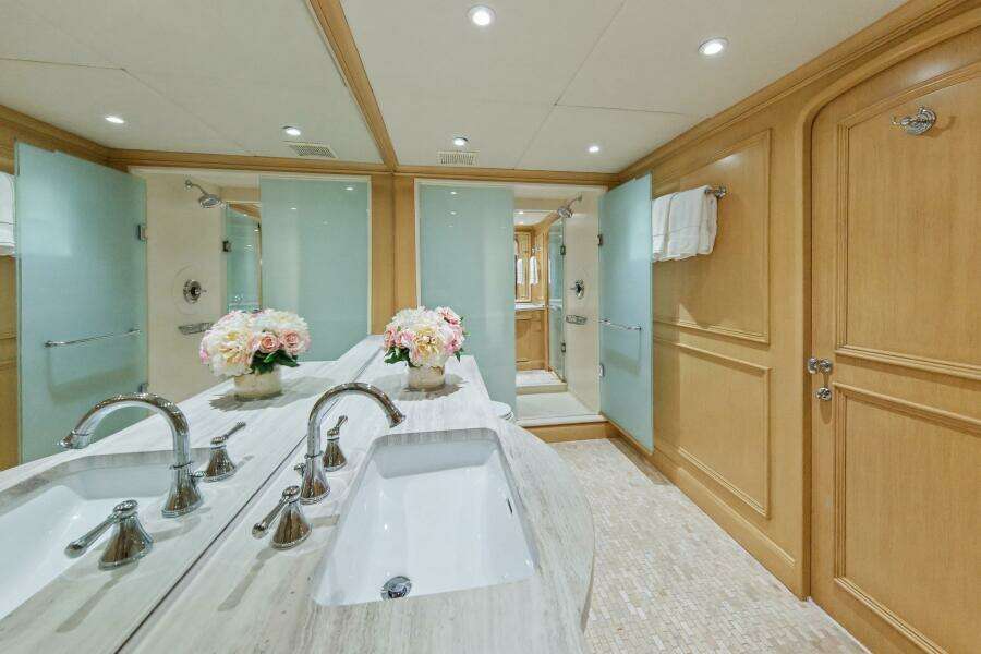 SAVOIR FAIRE 120ft Broward Yacht For Sale