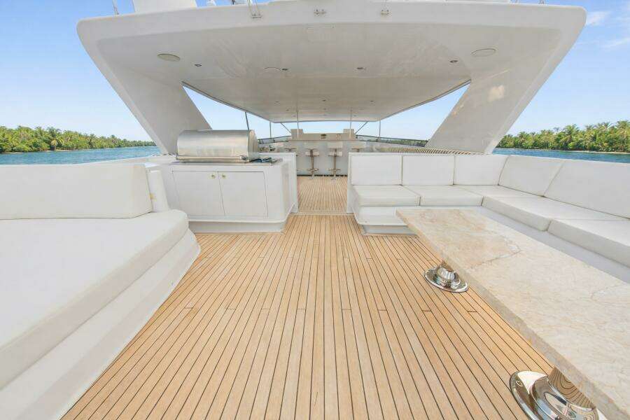 SAVOIR FAIRE 120ft Broward Yacht For Sale