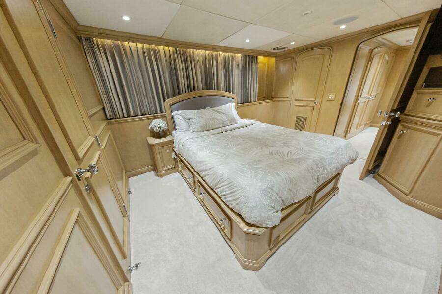 SAVOIR FAIRE 120ft Broward Yacht For Sale