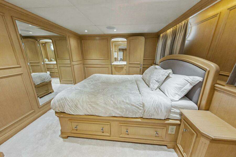 SAVOIR FAIRE 120ft Broward Yacht For Sale